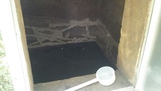 朝比奈切通しから分かれ道を１０分ほど歩くと、「熊野神社」があります。井戸にビックリ。