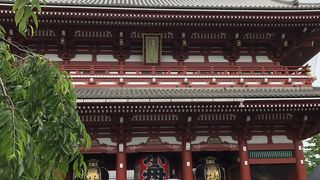 雨の平日でも混んでいます。