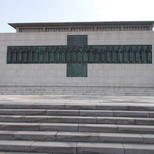 記念碑がたてられています。