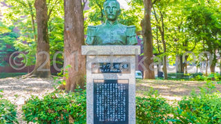 小さな銅像です。