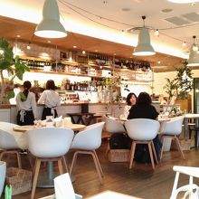 店内は広いです。