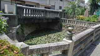 池と橋の遺構が残る小公園