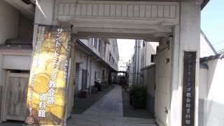 長崎市立桜町小学校の敷地の一角にあります。