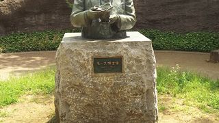 エドワードモースの銅像