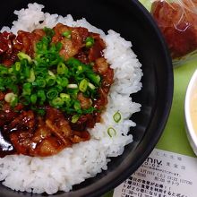 カルビ丼とサーターアンタギー。学食価格。