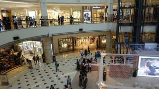 ツインタワーの下にある高級ショッピングセンター