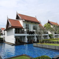 基本的な建物、同じような建物が数棟あり