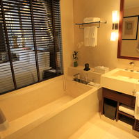 バスルームも広々、セパレートシャワー。Wシンク