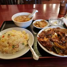 600円ランチはチャーハン付きでボリューム満点