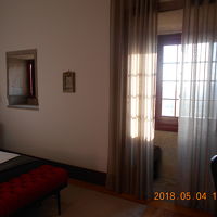 歴史の重みを残した室内。