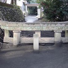 埋没した鳥居