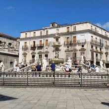 30体の大理石彫刻