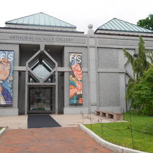 キャッスルに向かって左手がギャラリーです