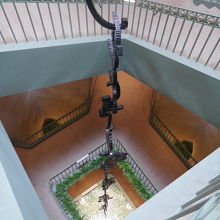 地下3階まで続く階段には釣瓶のような展示物