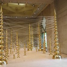 仏塔の五輪を思わせる展示物です