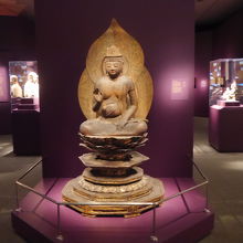 仏像の展示もあります