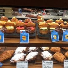 ショーケースのパン