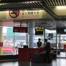 カウンターで座席番号シールを貼ってもらいます