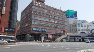 ＪＲ長崎駅前の通りを挟んで反対側です。