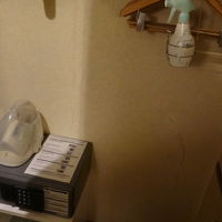 クローゼットの中身。金庫まである！使う人いるのか？