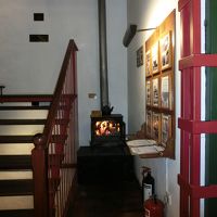 夜になると暖炉に火が入りました。高地にあるので寒いです。