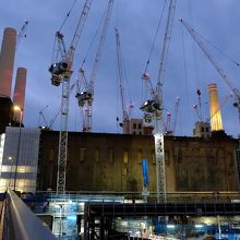 クレーンが何本も建って絶賛解体中です