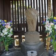 本堂裏の墓地には松姫のお墓もあります