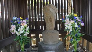 本堂裏の墓地には松姫のお墓もあります