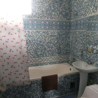 青色のタイル装飾で覆われている、