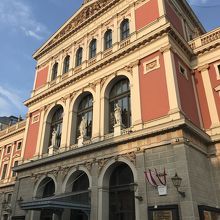 近くに行けば分かります