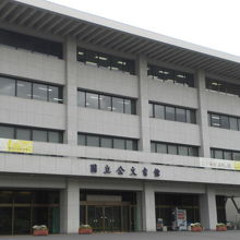 国立公文書館の全体像です。コンクリート造りの頑丈な建物です。