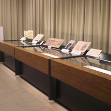 明治維新前後における各種の文献、資料等が展示されていました。