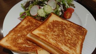 店内は騒々しいです