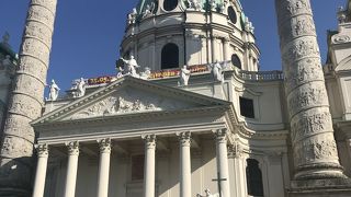 天井画が間近に見えます