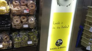 表参道の駅の中でベーグルが変えました 