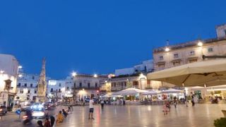 オストゥーニのリベルタ広場は美しい