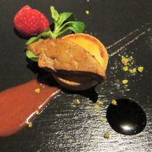 ヨーロッパ産フォアグラのソテーと苺のタルト仕立て