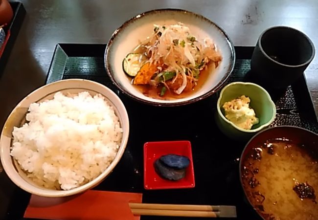 ランチは日替わり定食750円等六種類で一番高いのが海鮮丼1180円です。