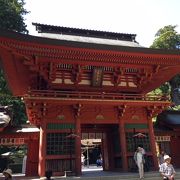 下総国の一宮で、全国約400社の香取神社の総本社。楼門や社殿の美しさは息を飲むほどです。