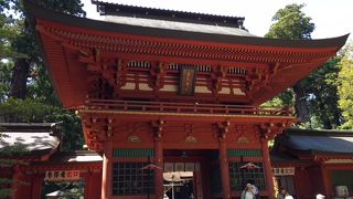 下総国の一宮で、全国約400社の香取神社の総本社。楼門や社殿の美しさは息を飲むほどです。