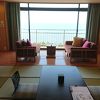 小高い丘の上にある日本海を一望できるホテル