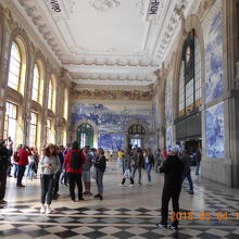 アズレージョの写真を撮る人が絶えない