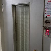 エレベーターのドアは手動