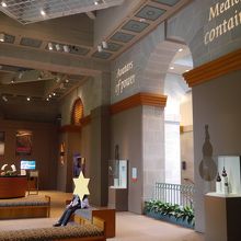 入ってすぐヒーリングルームがあります