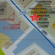 大隈重信候の雉橋邸跡の石碑は、内堀通りの千代田区役所の前です