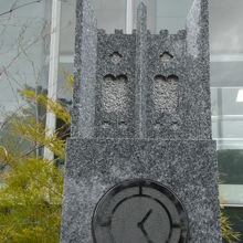 石碑の上部は、大隈重信が創設した早稲田大学の時計塔の形です。