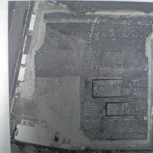 解説の石碑には、江戸幕府蔵屋敷の礎石の配置が示されています。