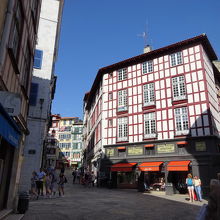 ショップや土産物店の並ぶ通り