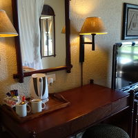 広めの部屋にしっかりしたデスクあり、空調は旧式