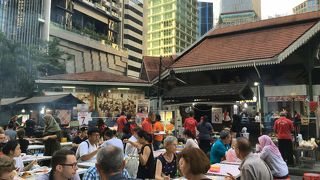 美味しい屋台は、座っている人の多さで判断するべし